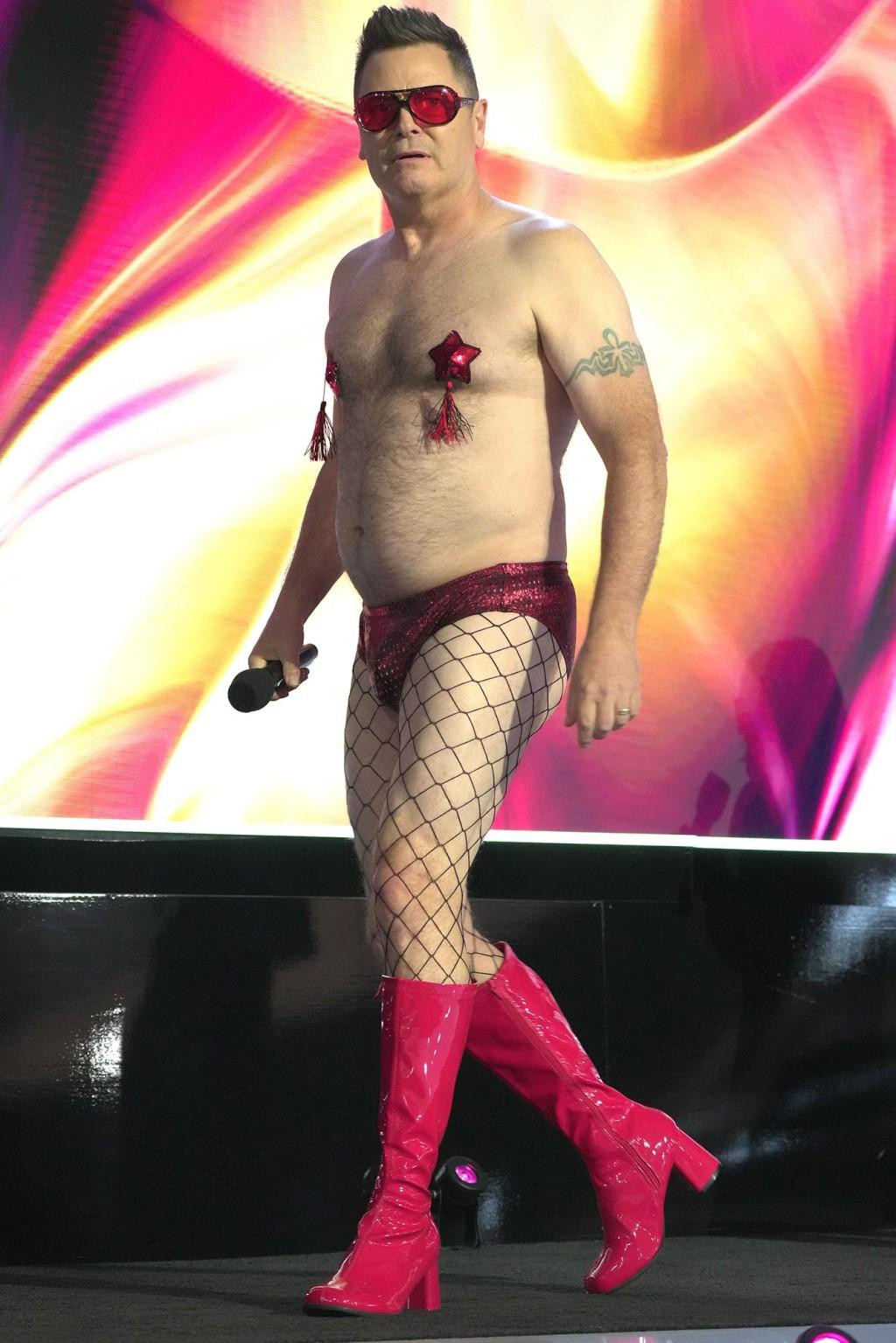 Tài tử 52 tuổi Nick Offerman gây sốc khi chỉ mặc quần lót, đi tất lưới và boot cao gót xuất hiện trên sân khấu Lễ trao giải Điện ảnh Tinh thần Độc lập.