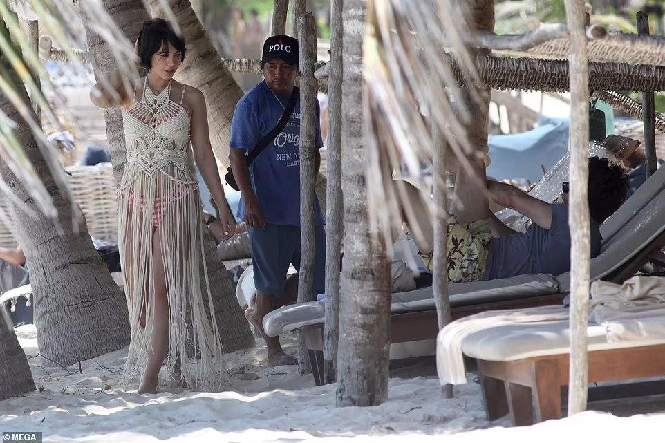 Casey Affleck (SN 1975) là diễn viên, đạo diễn người Mỹ. Anh xuất thân từ diễn viên nhí. Năm 2016, Affleck tham gia bộ phim “Manchester by the Sea”, vào vai Lee Chandler, một người đàn ông đau buồn vì mất con. Nhờ tác phẩm này, anh đã giành giải Quả cầu vàng, BAFTA và giải Oscar cho “Nam Diễn viên xuất sắc nhất”. Ngoài ra, anh còn được biết đến với tư cách em trai của “Người Dơi” Ben Affleck. Trong khi đó, Caylee Cowan (SN 1998) là diễn viên trẻ vào nghề chưa lâu. Cô góp mặt trong một số bộ phim như “Sunrise in Heaven” (phim đầu tay, 2019), “Willy’s Wonderland” (2021), “Bad Dectectives” (2021)…