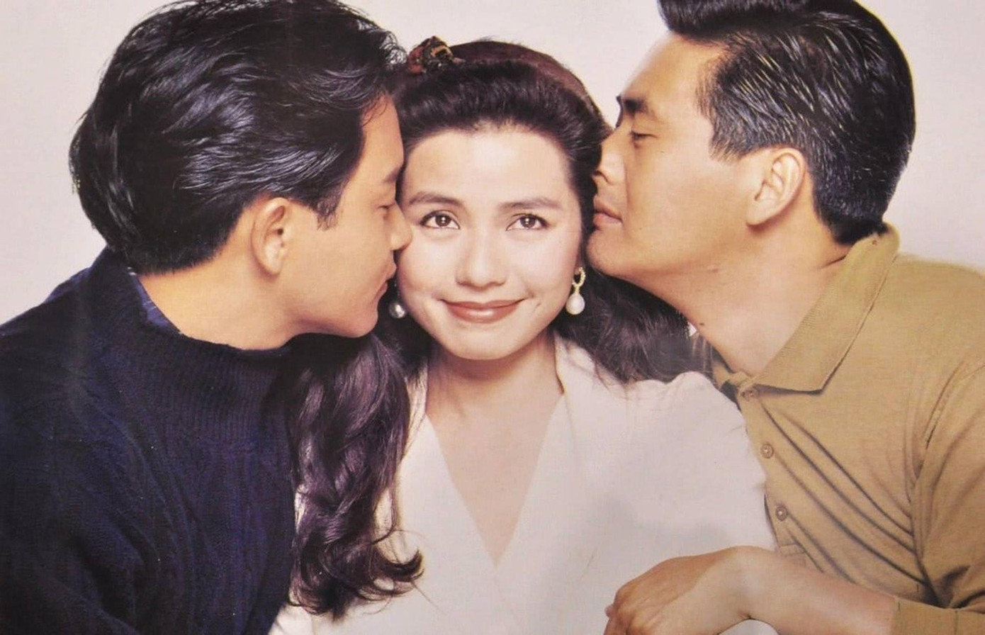 1. Chung Sở Hồng (SN 1960) xuất thân từ cuộc thi Hoa hậu Hong Kong năm 1979. Dù không đoạt giải, cô vẫn được truyền thông ca ngợi là "cô gái lộng lẫy nhất" trong số các thí sinh năm đó. Bước chân vào showbiz, cô để lại dấu ấn sâu đậm với vẻ đẹp tươi tắn, rực rỡ, đặc biệt là nụ cười má lúm đồng tiền xao xuyến mọi ánh nhìn. Cô được tung hô là "Marilyn Monroe Hong Kong". Chỉ hoạt động showbiz 11 năm, Chung Sở Hồng vẫn được công nhận là một trong những diễn viên hàng đầu Hong Kong thập niên 1980. Những bộ phim tiêu biểu của cô gồm “Cổ tích mùa thu”, “Lưu kim tuế nguyệt”, “Tung hoành tứ hải”, “Đao mã đán”, “Quỷ tân nương”...