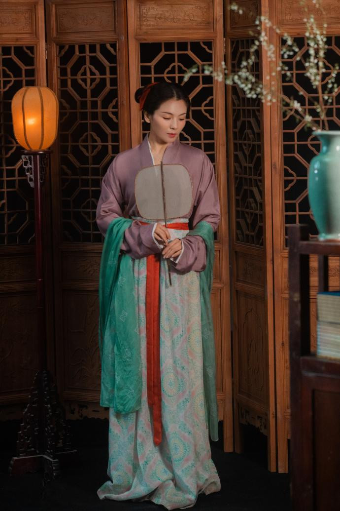 Người đẹp gốc Giang Tây là một trong những nữ diễn viên chăm chỉ nhất làng giải trí Hoa ngữ. Gần như năm nào cô cũng có phim lên sóng. Hiện tại, cô có ba tác phẩm chờ lên sóng "Cảnh Đức Trấn", "Khói lửa đấu tranh" và "Âm mưu liều lĩnh".