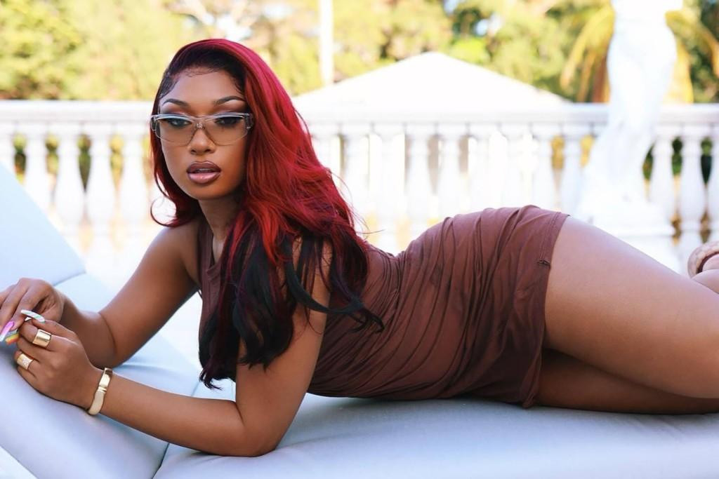 Megan Thee Stallion khoe đường cong nóng bỏng trên ghế tắm nắng.