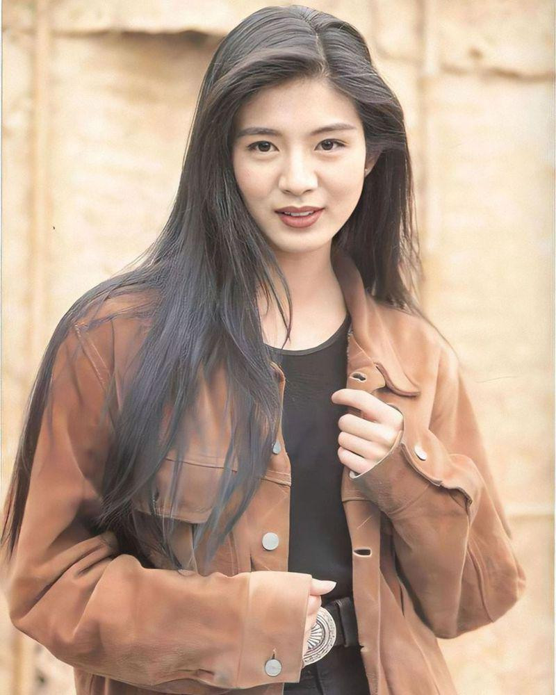 12. Dương Thái Ni (SN 1974) nổi tiếng qua những bộ phim như “Đoạ lạc thiên sứ”, “Tân câu chuyện cảnh sát”, “Bangkok nguy hiểm”…