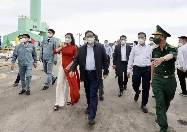 Thủ tướng Phạm Minh Chính và đoàn công tác đã tới thăm Nhà máy Đóng tàu Hyundai tại Khu kinh tế Vân Phong. Ảnh: VGP Thủ tướng Phạm Minh Chính khảo sát các dự án, công trình lớn, trọng điểm tại Khánh Hòa - Ảnh 3.