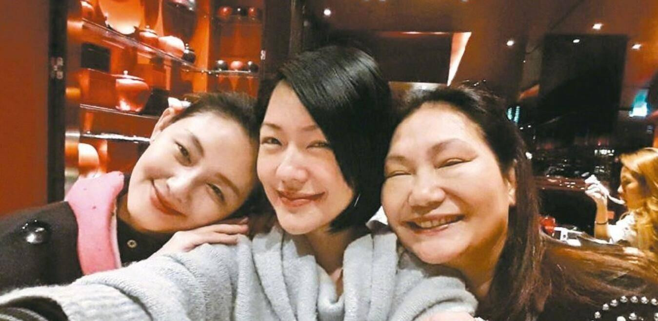 Tiểu S bình tĩnh hơn giữa ồn ào tình ái của chị gái. Tiểu S bình tĩnh hơn giữa ồn ào tình ái của chị gái.