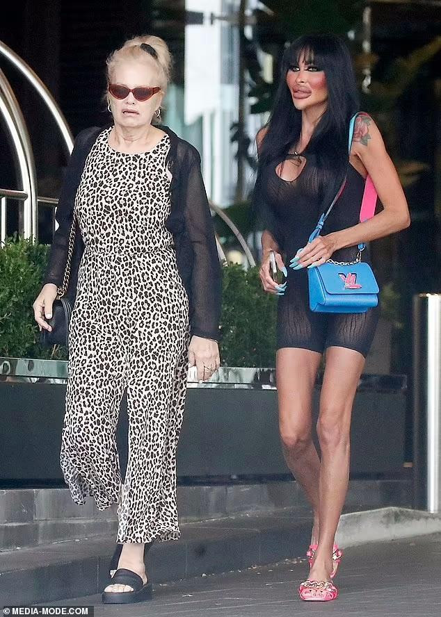 Tara Jayne McConachy đi ăn trưa cùng mẹ ở Melbourne.