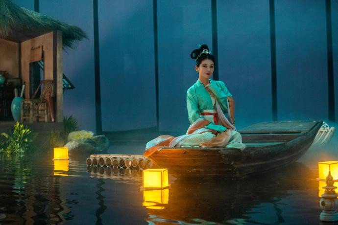 Trong ảnh, Lưu Đào hóa thân thành nữ nhà thơ trữ tình đầu tiên của triều đại nhà Tống Lý Thanh Chiếu. Bà được ca tụng là "Thiên cổ đệ nhất tài nữ" hay "Nữ thi nhân bậc nhất Trung Hoa".