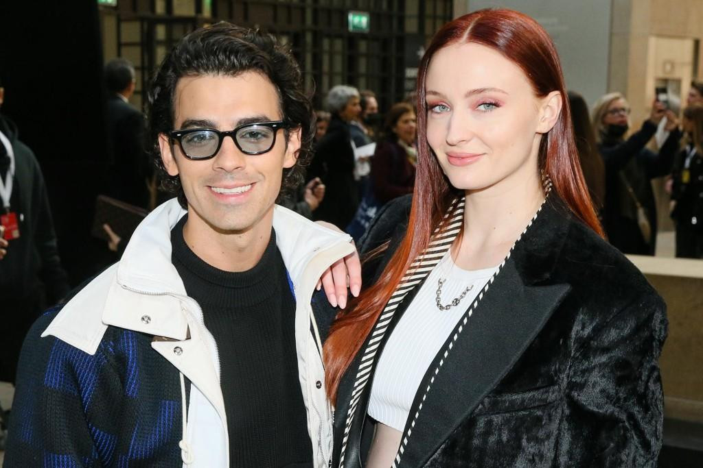 Joe Jonas và vợ Sophie Turner cùng tham dự buổi trình diễn của Louis Vuitton trong Tuần lễ thời trang Paris. Cặp đôi ca sĩ - diễn viên đang chờ đợi đứa con thứ hai chào đời.