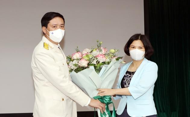 Chủ tịch UBND tỉnh Bắc Ninh Nguyễn Hương Giang tặng hoa chúc mừng ông Nguyễn Đình Trường. Ảnh: Thanhtra.com Chủ tịch UBND tỉnh Bắc Ninh Nguyễn Hương Giang tặng hoa chúc mừng ông Nguyễn Đình Trường. Ảnh: Thanhtra.com