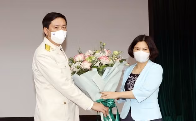 Chủ tịch UBND tỉnh Bắc Ninh Nguyễn Hương Giang tặng hoa chúc mừng ông Nguyễn Đình Trường. Ảnh: Thanhtra.com Chủ tịch UBND tỉnh Bắc Ninh Nguyễn Hương Giang tặng hoa chúc mừng ông Nguyễn Đình Trường. Ảnh: Thanhtra.com