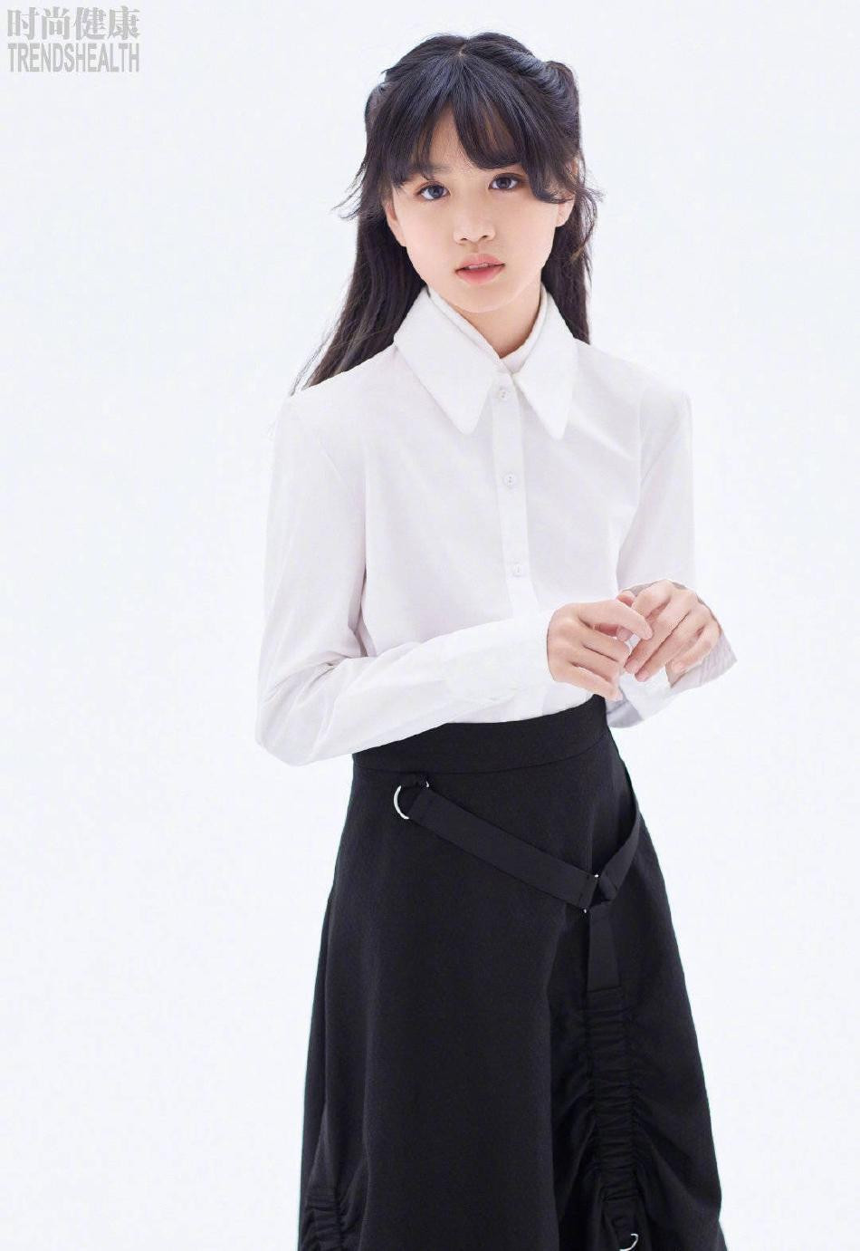 Từ bé, hai con gái Chung Lệ Đề đã được mẹ định hướng hoạt động showbiz. Jaden và Cayla từng cùng nhau trình diễn catwalk trong show thời trang ở Bắc Kinh khi mới 8 và 6 tuổi.