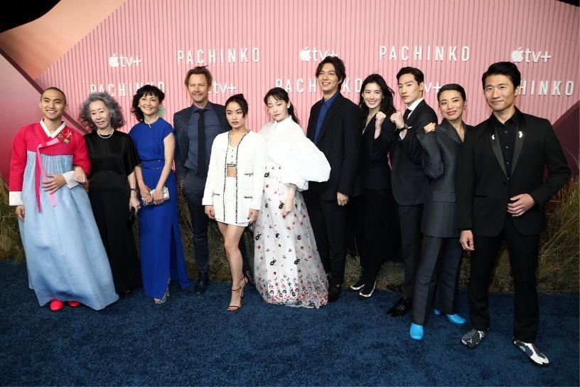 Dàn diễn viên dự họp báo ra mắt “Pachinko” tại Los Angeles.