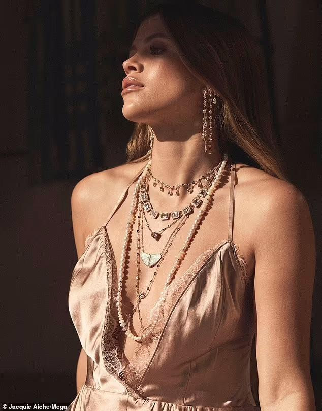 Ngoài ra, cô còn được biết đến với tư cách con gái út của ca sĩ Lionel Richie và em gái của ngôi sao truyền hình Nicole Richie.