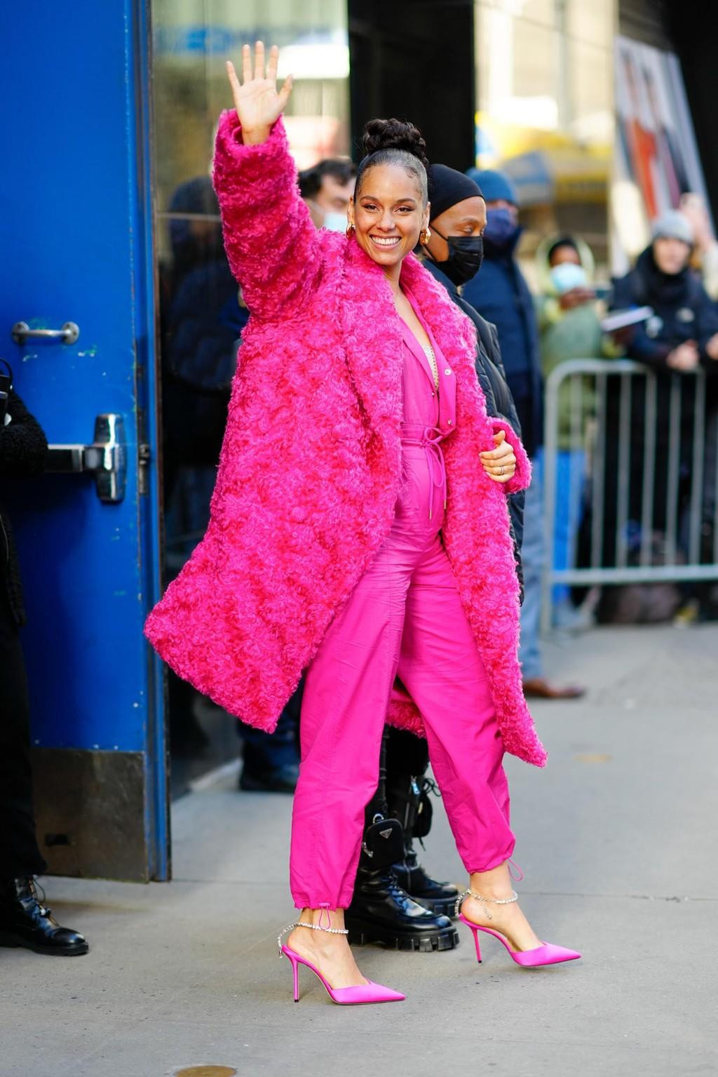 Ca sĩ Alicia Keys nổi bật trong sắc hồng khi xuất hiện trên chương trình "Good Morning America".