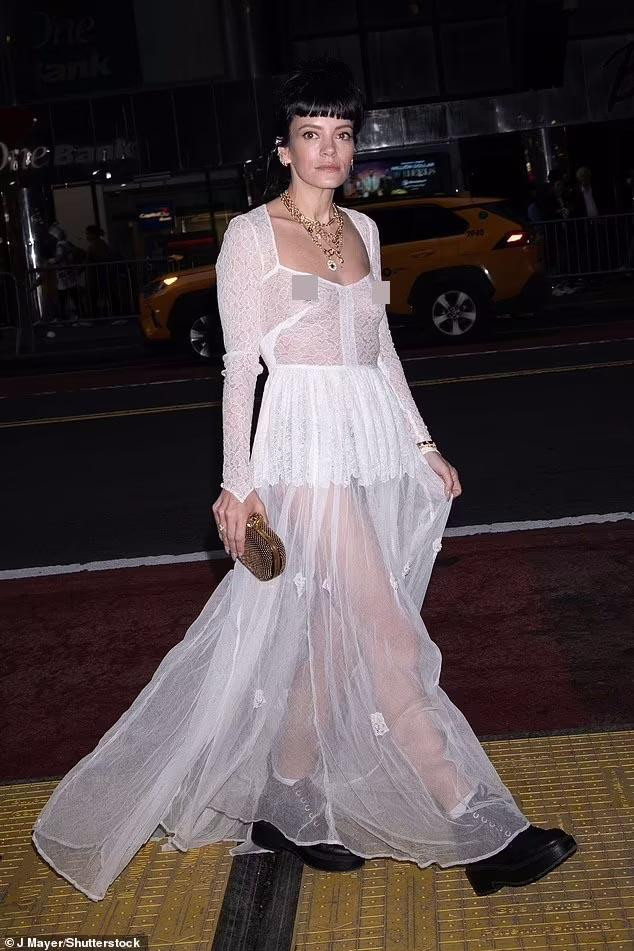 Tối 18/3, Lily Allen xuất hiện bên ngoài trung tâm tổ chức sự kiện Cipriani 42nd St ở New York (Mỹ) để tham gia Lễ trao Giải thưởng Gem 2022.