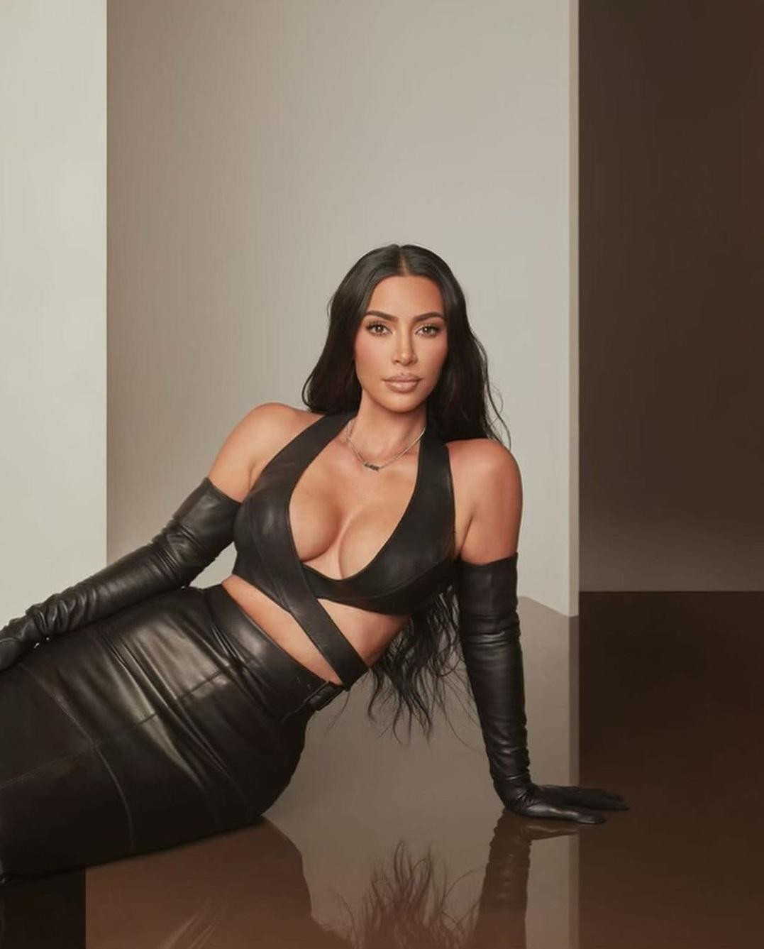 Trong cuộc phỏng vấn với Variety, "siêu vòng ba" nước Mỹ tiết lộ, chồng cũ Kanye West sẽ góp mặt trong show truyền hình mới của gia đình cô, còn đóng vai trò quan trọng trong tập một. Cô khẳng định, sẽ không chỉ trích cha của các con mình trên truyền hình. Ngoài ra, Kim nói thêm, chưa có cảnh quay nào với tình mới Pete Davidson cho đến thời điểm hiện tại.