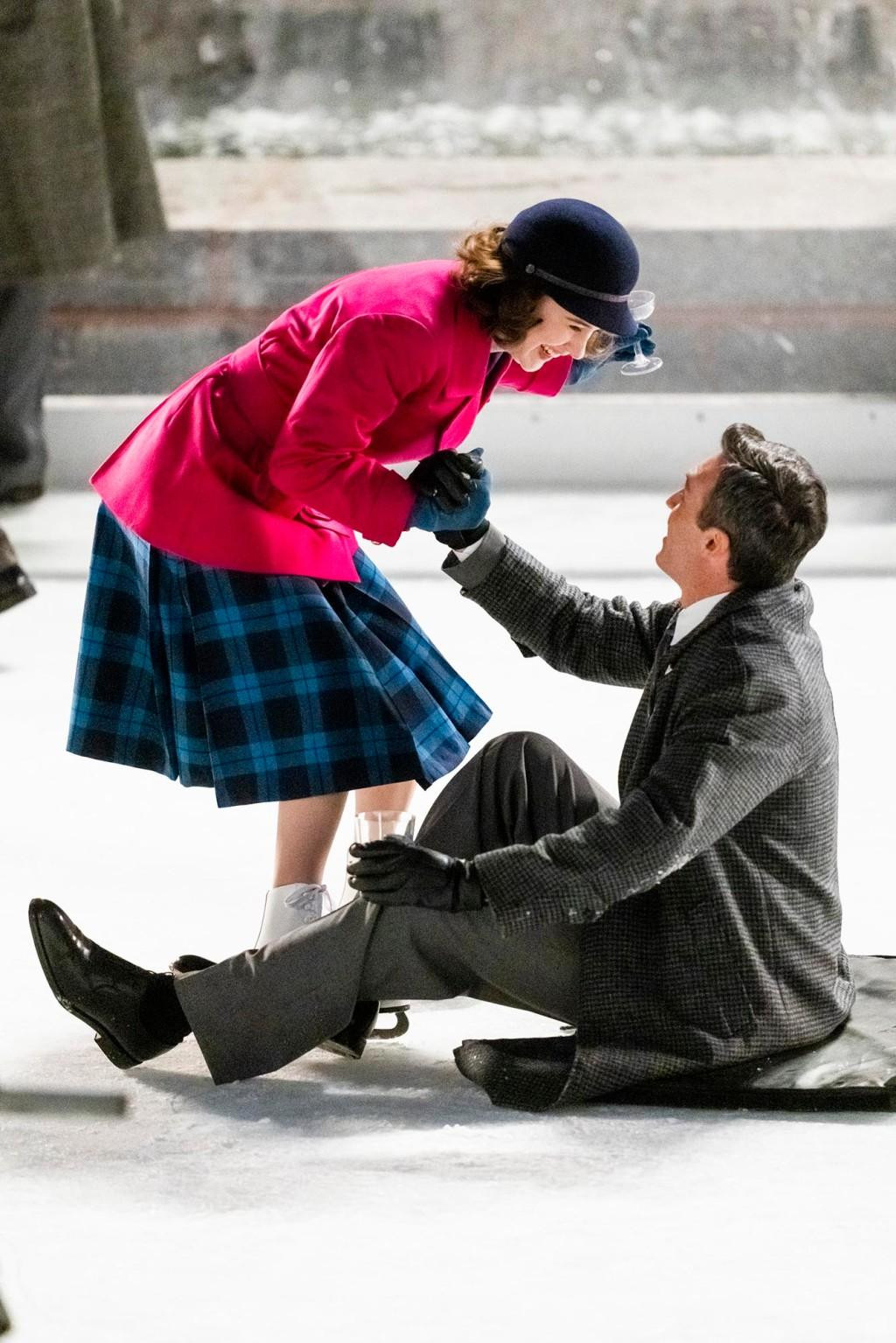 Khoảnh khắc "tình bể bình" giữa tài tử Reid Scott và bạn diễn Rachel Brosnahan trong quá trình quay "The Marvelous Mrs. Maisel."