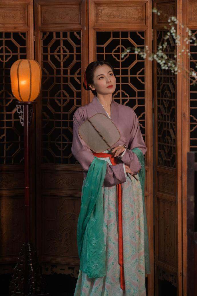 Người đẹp gốc Giang Tây là một trong những nữ diễn viên chăm chỉ nhất làng giải trí Hoa ngữ. Gần như năm nào cô cũng có phim lên sóng. Hiện tại, cô có ba tác phẩm chờ lên sóng "Cảnh Đức Trấn", "Khói lửa đấu tranh" và "Âm mưu liều lĩnh".