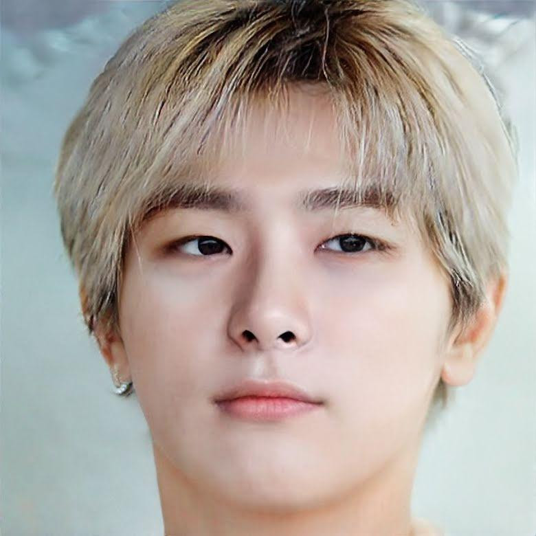 Người đẹp sinh năm 1994 nổi tiếng với phong cách thời trang phi giới tính, nên không khó hiểu khi dân mạng cho rằng cô sẽ rất chất, ngầu nếu là nam.