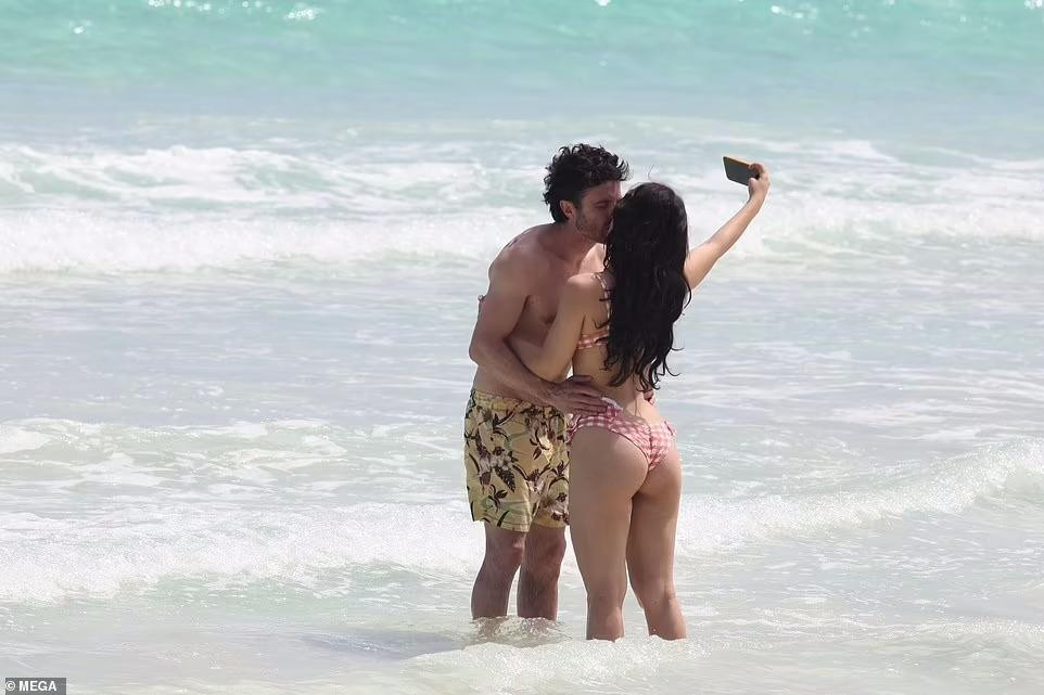 Họ không quên dùng điện thoại chụp lại giây phút lãng mạn của tình yêu.