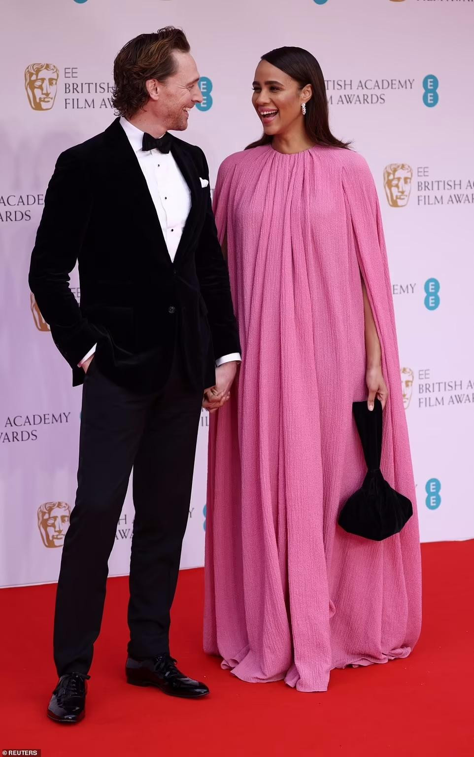 "Loki" Tom Hiddleston và bạn gái Zawe Ashton.