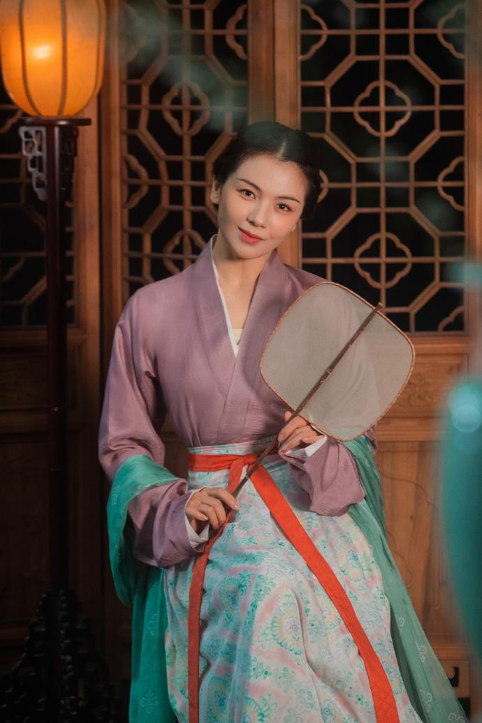 Mới đây, studio riêng tung bộ ảnh trong tạo hình cổ trang của Lưu Đào. Được biết, bộ ảnh được chụp nhân dịp nữ diễn viên 44 tuổi tham dự chương trình văn hóa "Tư văn Giang Nam" với tư cách khách mời, lên sóng tối 10/3.