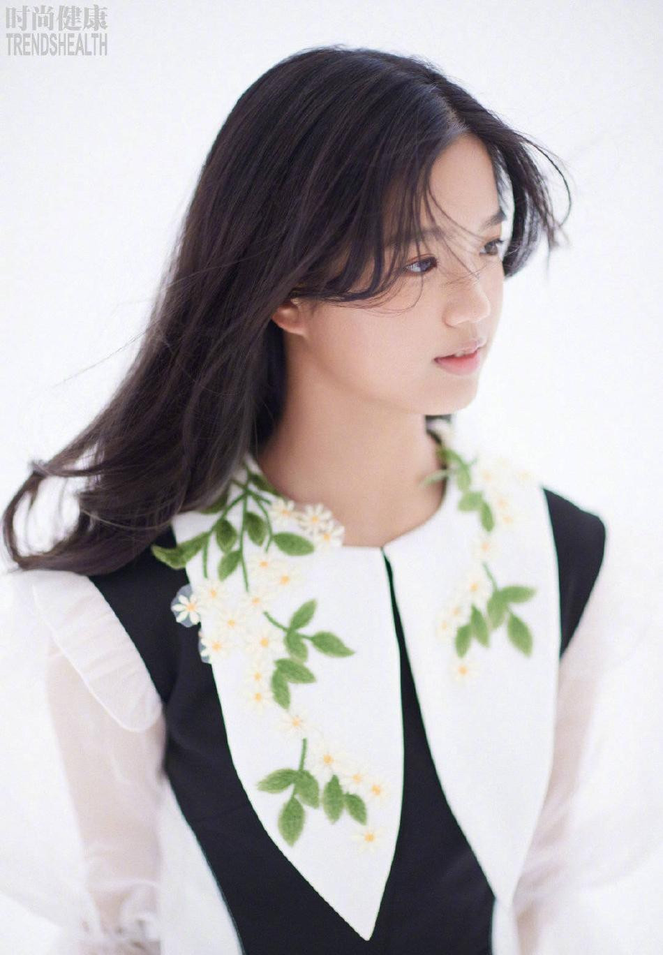 Trương Tiệp Dư sinh năm 2008. Cô bé theo đuổi bộ môn dance sport từ nhỏ, từng đạt giải quán quân trong một cuộc thi khiêu vũ thể thao vào năm 11 tuổi.