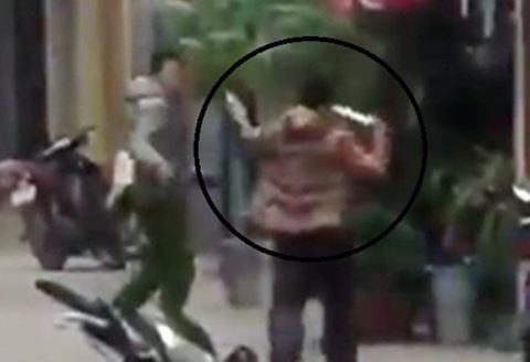 Đại uý công an bị người nhiễm HIV đâm vào cổ ảnh 1