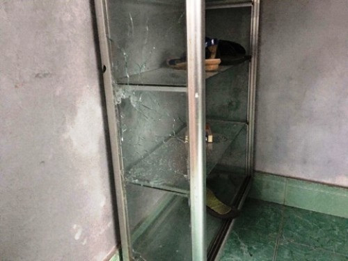 Ôtô trúng chi chít đạn lúc rạng sáng ảnh 1