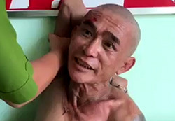 Người đàn ông 'ngáo đá' chặn ôtô, leo lên nóc xe đập phá ảnh 1