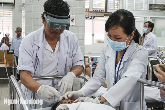 Cụ ông 70 tuổi tạt axít vào mặt vợ vì cuồng ghen ảnh 1