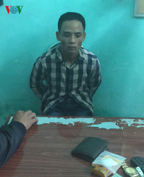 Cảnh sát bất ngờ tấn công, bắt gọn nhóm buôn ma túy có súng ảnh 1