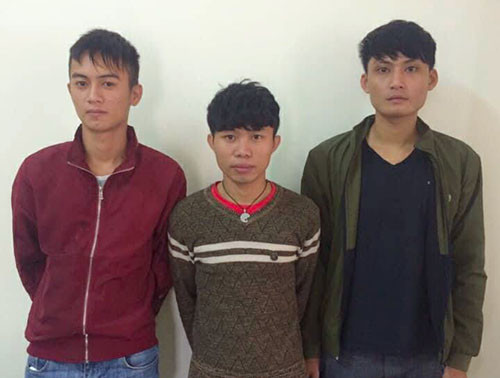 Cầm xẻng đánh gục đối thủ để giải cứu bạn ảnh 1