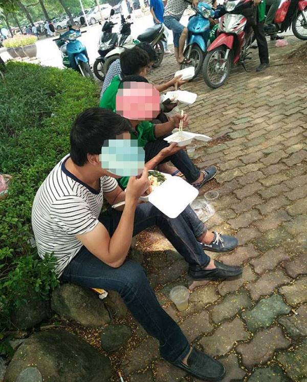 Cơm xe ôm 15.000 đồng/suất: Ship tận tay, ăn ngay vỉa hè ảnh 2