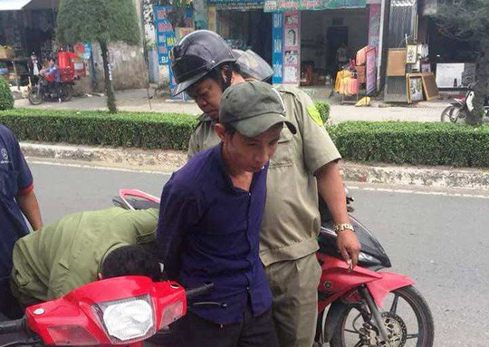 Chồng uống thuốc diệt cỏ rồi cầm 2 dao đâm vợ nhiều nhát ảnh 1