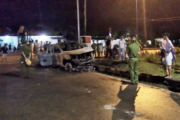 Xe bán tải bốc cháy sau khi kéo lê mô tô cảnh sát ảnh 1