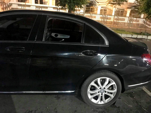 Ô tô gửi trong siêu thị bị đập kính lấy sạch tài sản ảnh 1