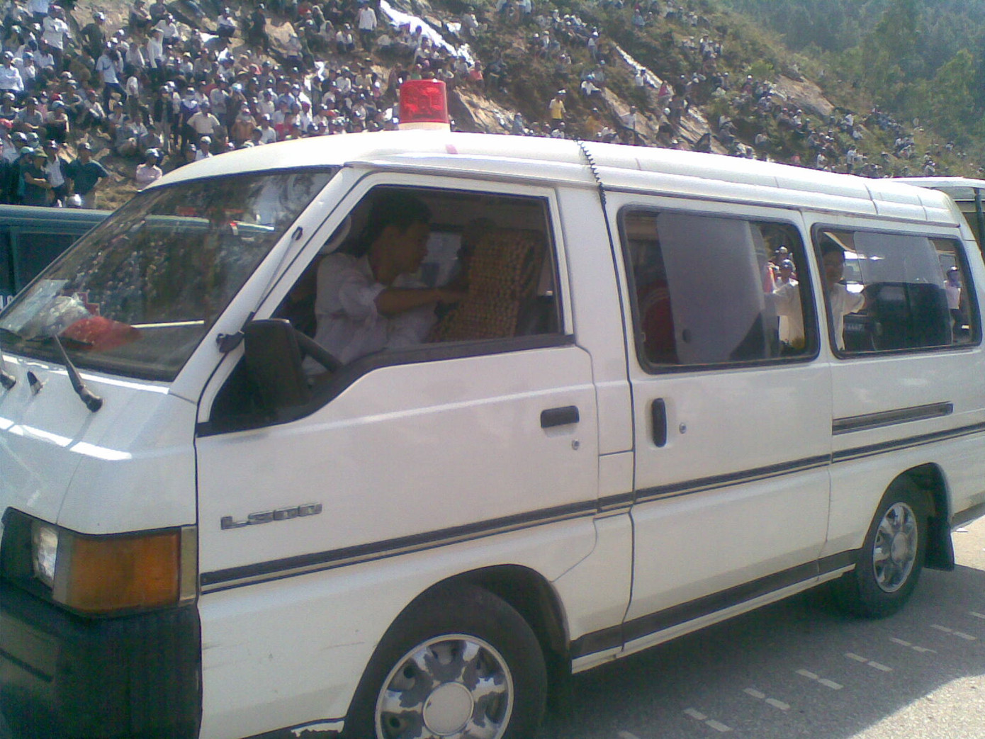 Xe cứu thương của Bệnh viện huyện Nghi Xuân túc trực. sẵn sàng cho việc vận chuyển thi thể nạn nhân. Ảnh: Quang Long. Xe cứu thương của Bệnh viện huyện Nghi Xuân túc trực. sẵn sàng cho việc vận chuyển thi thể nạn nhân. Ảnh: Quang Long