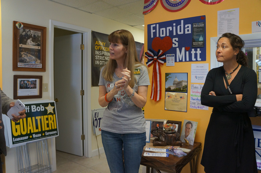 Chị Smita đang chỉ đạo công việc quyết liệt và khẩn trương như trong chiến trận. Chị Smita đang chỉ đạo công việc quyết liệt và khẩn trương như trong chiến trận