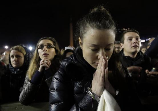 Giây phút hồi hộp chờ đợi kết quả bầu giáo hoàng mới của người dân