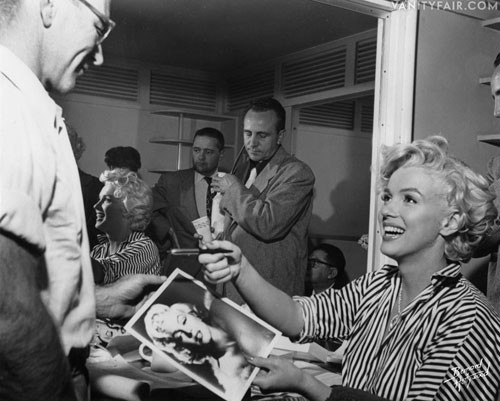 Hình ảnh khác của minh tinh trong một phòng thay đồ năm 1954.