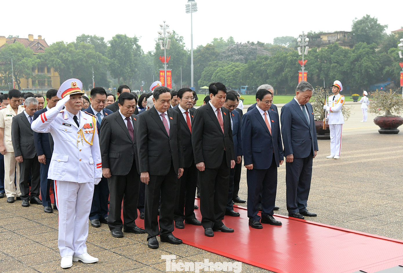 Trong tiếng quân nhạc trang nghiêm, các đồng chí lãnh đạo Đảng, Nhà nước, các đại biểu Quốc hội kính cẩn nghiêng mình, tỏ lòng biết ơn vô hạn, thành kính tưởng nhớ công lao to lớn của Chủ tịch Hồ Chí Minh đối với sự nghiệp đấu tranh giải phóng dân tộc, thống nhất đất nước, xây dựng Tổ quốc Việt Nam xã hội chủ nghĩa hòa bình, độc lập, thống nhất.