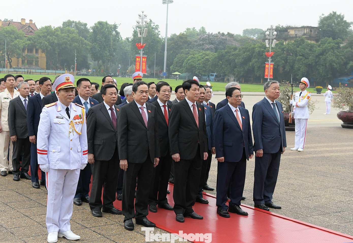 Các đồng chí lãnh đạo Đảng, Nhà nước, Mặt trận Tổ quốc Việt Nam, các đại biểu Quốc hội đặt vòng hoa và vào Lăng viếng Chủ tịch Hồ Chí Minh.