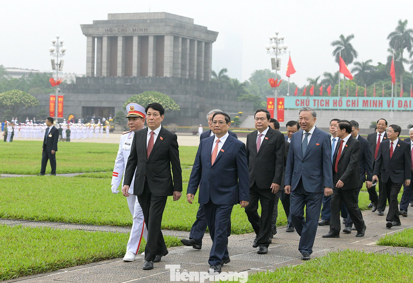 Các đồng chí lãnh đạo Đảng, Nhà nước, Mặt trận Tổ quốc Việt Nam, các đại biểu Quốc hội trở về Nhà Quốc hội tiến hành họp phiên trù bị.