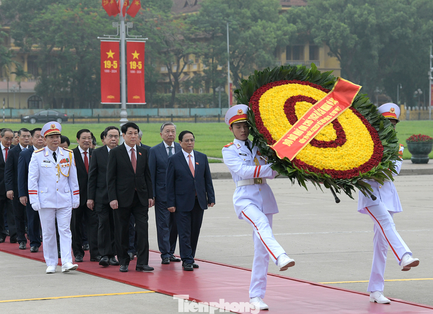 Vòng hoa của đoàn mang dòng chữ "Đời đời nhớ ơn Chủ tịch Hồ Chí Minh vĩ đại".