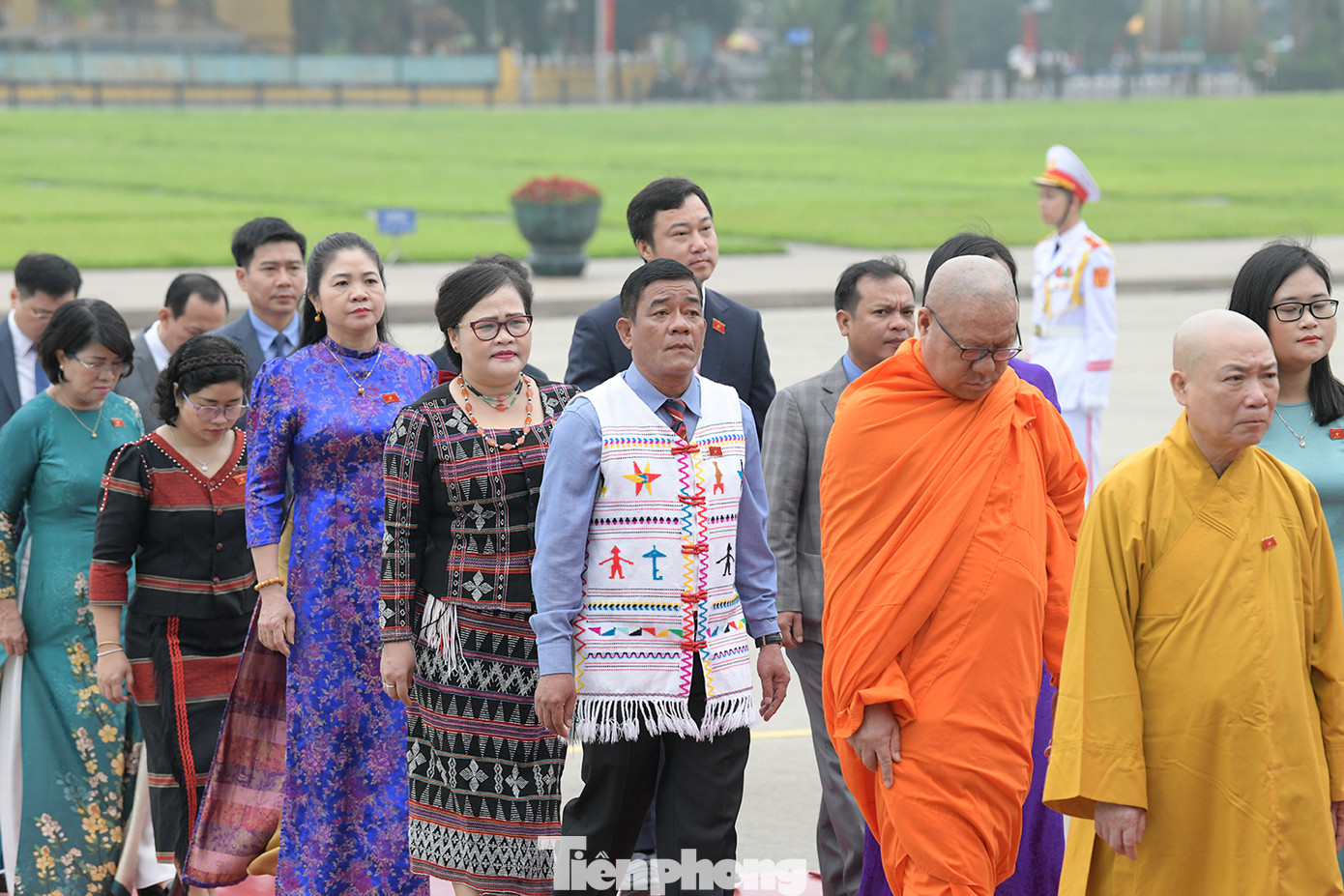 Các đại biểu Quốc hội vào Lăng viếng Chủ tịch Hồ Chí Minh.