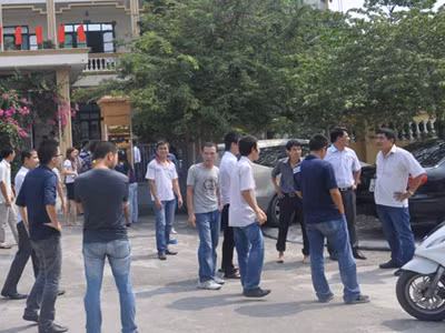 Hàng chục cán bộ Viện thiết kế quy hoạch và xây dựng Quảng Ninh lao ra ngoài sau rung chấn