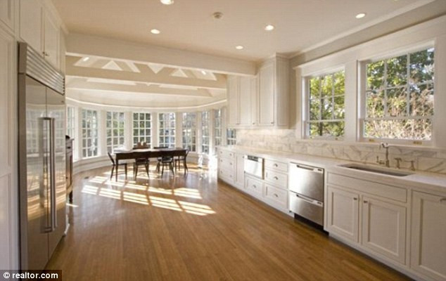 Từ phòng bếp “khổng lồ“ này có thể nhìn ra khuôn vườn phía sau nhà.