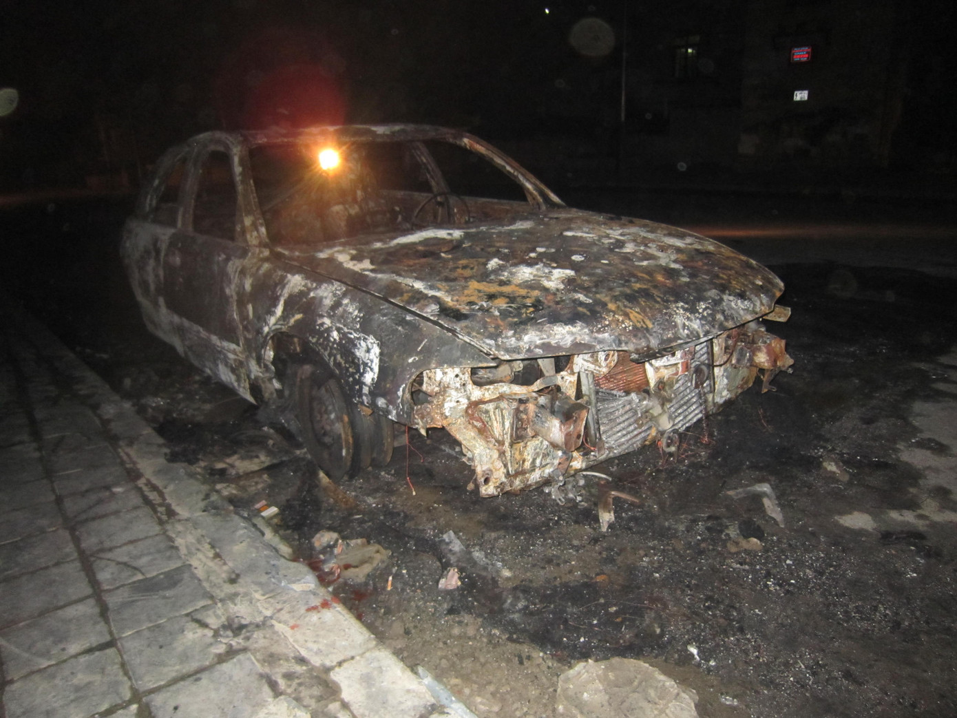 Hiện trường chiếc xe bị cháy. Ảnh: Hoàng Lam