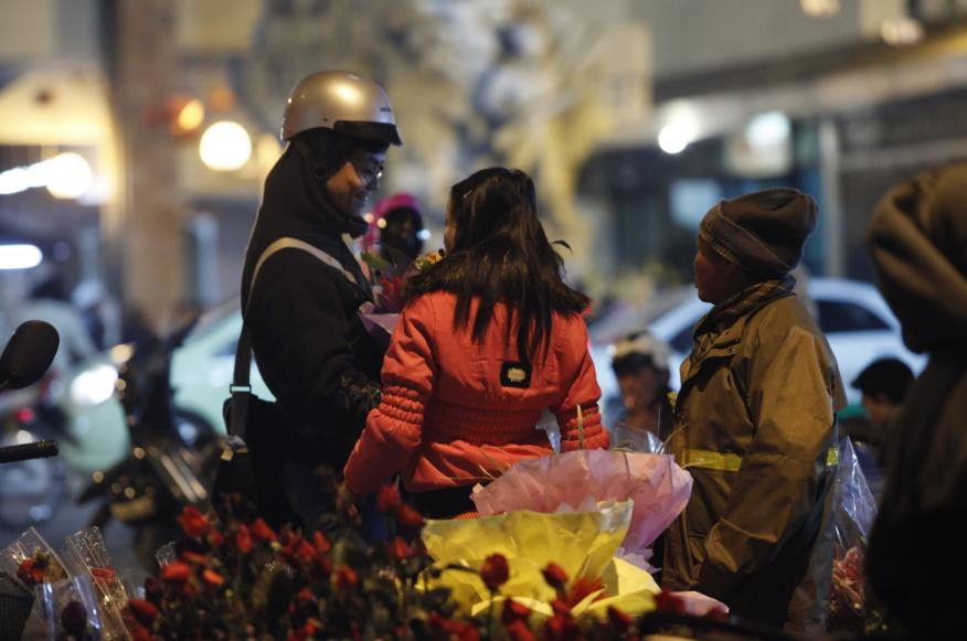 Niềm vui khi chọn được bó hoa ưng ý cho bạn gái