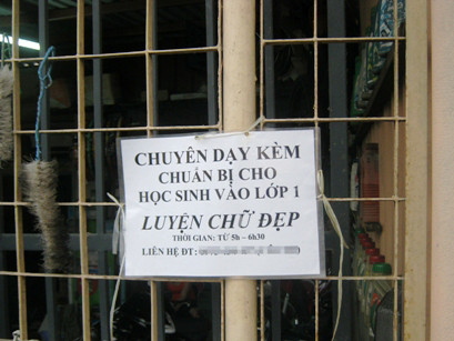 Các lớp dạy kèm vào lớp 1 có thời gian học kéo dài 1 - 2 giờ đồng hồ gây căng thẳng cho trẻ.. Các lớp dạy kèm vào lớp 1 có thời gian học kéo dài 1 - 2 giờ đồng hồ gây căng thẳng cho trẻ.